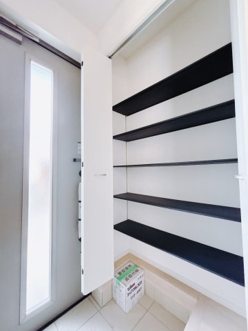 【新築戸建】伊勢崎市柴町第3の玄関|急な来客時にもすぐに物がしまえるので便利です。「いつもキレイな玄関だね」とお友達やご近所さんに羨ましがられると気分も上がります。