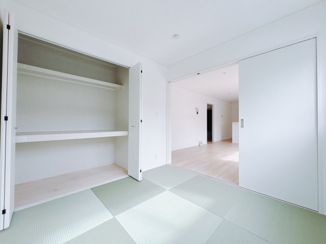 【新築戸建】伊勢崎市柴町第3の和室|和室でしか味わえない畳ならではの香りや素材で和のやすらぎを感じてください♪畳にはリラックス効果があるといわれています。のんびりするならやっぱり和室が一番ですね♪