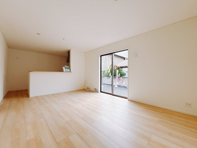 【新築戸建】伊勢崎市柴町第3の居間・リビング|これから長く住むお家のリビングには毎日気持ちのいい日差しが差し込みます。ポカポカ日向ぼっこをしながらお昼寝をするのもいいですね♪明るいリビングに気分も晴れやかに♪