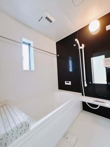 【新築戸建】伊勢崎市柴町第3の浴室|清潔感あふれる浴室には、カビを防ぎ雨の日でも洗濯物を乾かせられる浴室暖房乾燥機を標準装備しております♪毎日のお手入れが楽になります。
