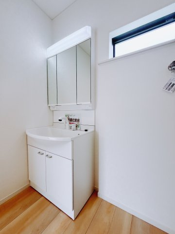 【新築戸建】伊勢崎市柴町第3の独立洗面台|通常より広いタイプの洗面所になっています。のびのびと使える洗面所には寒い冬にストーブをおいても邪魔になりません♪