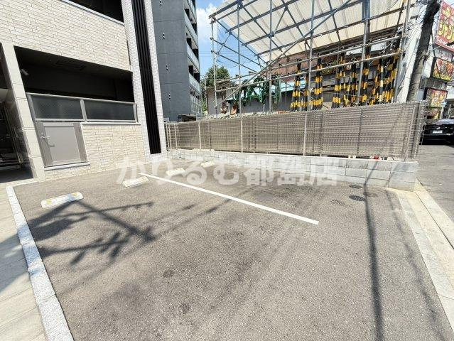 コーポラス京橋の駐車場