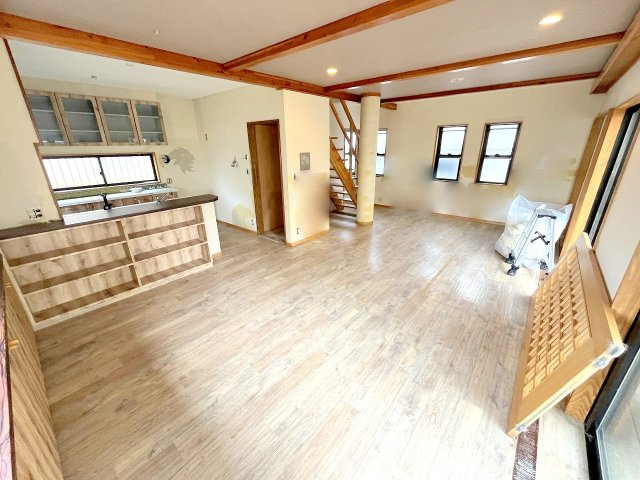 西多摩郡日の出町大字大久野の中古一戸建の居間・リビング|２０帖の広々したLDKです！※リフォーム中