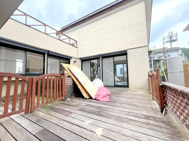 西多摩郡日の出町大字大久野の中古一戸建の庭|広々した中庭のウッドデッキです！※塗装前の写真です。
