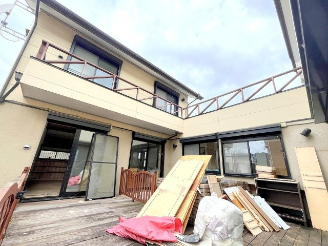 西多摩郡日の出町大字大久野の中古一戸建の庭|プライベートな空間が魅力的です！※塗装前の写真です。