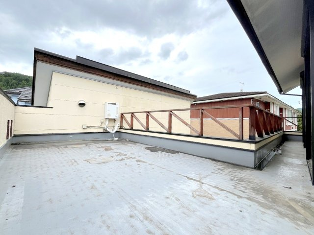 西多摩郡日の出町大字大久野の中古一戸建のバルコニー|プール遊びなども出来る広々したルーフバルコニーです！※塗装前の写真です。