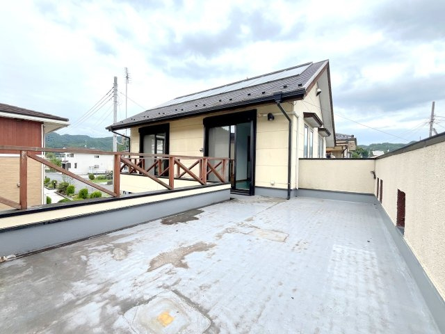 西多摩郡日の出町大字大久野の中古一戸建のバルコニー|プール遊びなども出来る広々したルーフバルコニーです！※塗装前の写真です。