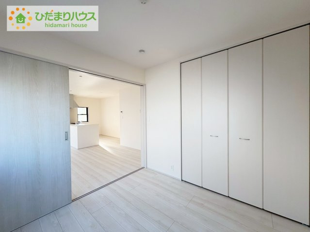 ひたちなか足崎19期　新築戸建　2号棟の洋室|扉を閉じれば来客用のお部屋として。開いて広い空間を作れば、お子様の遊び部屋として使えます！