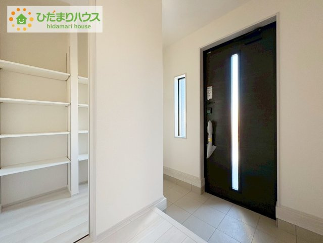 ひたちなか足崎19期　新築戸建　2号棟の玄関|使い勝手の良い大きなシューズボックス☆乱雑になりがちな玄関をスッキリ見せてくれます！