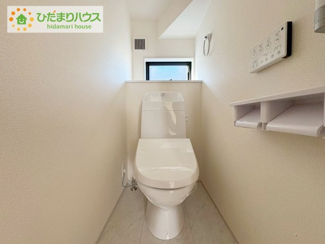 ひたちなか足崎19期　新築戸建　2号棟のトイレ|小窓が付いているので、トイレも明るい空間になっております♪