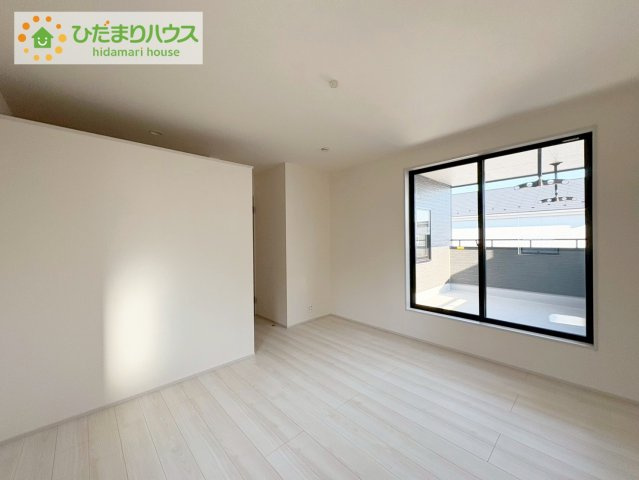 ひたちなか足崎19期　新築戸建　2号棟の寝室|バルコニーに面していて、たっぷり光りの入る明るい主寝室です！
