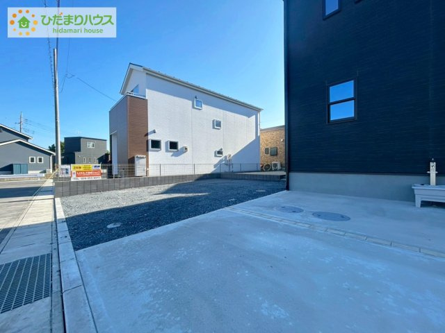 ひたちなか足崎19期　新築戸建　2号棟の駐車場|駐車場並列3台分！ワゴン車+軽自動車はもちろん、パパのお仕事の車も敷地内に停められますね♪