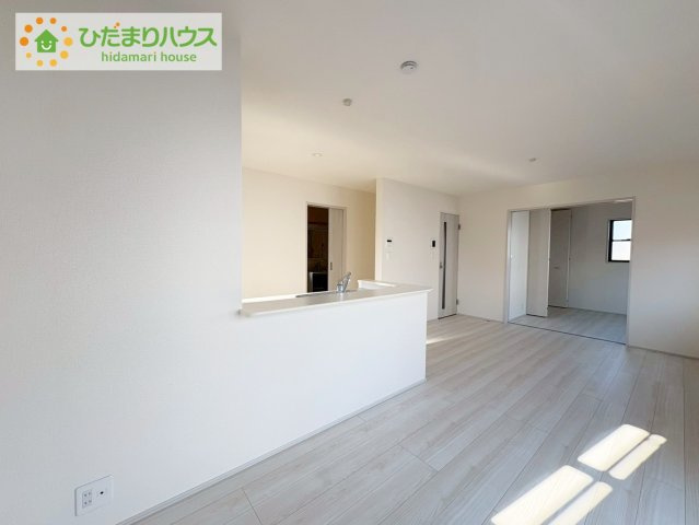 ひたちなか足崎19期　新築戸建　2号棟の居間・リビング|リビングと洋室が続き間設計ですので、大空間を演出できます(^O^)