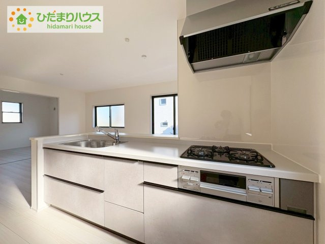 ひたちなか足崎19期　新築戸建　2号棟のキッチン|3口コンロでお料理する時間も短くなりそうですね(*‘∀‘)