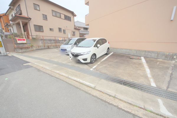 ヴィルドミール富雄の駐車場