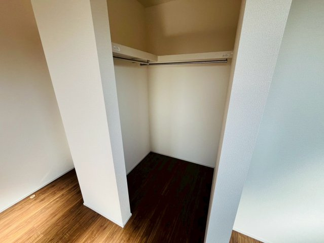 【Livele Garden】　結城郡八千代町東原　全3邸の収納|〇３号棟　ウォークインクローゼット〇
パイプや枕棚で空間を立体的に使います。衣類の種類や使用頻度に合わせて、整頓できます。
2026年2月撮影