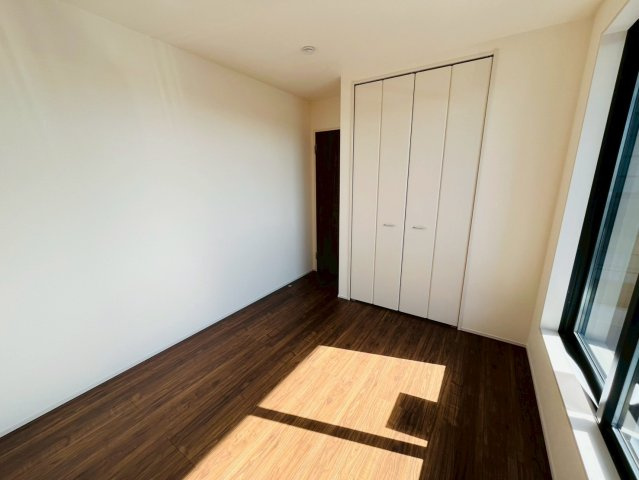 【Livele Garden】　結城郡八千代町東原　全3邸の洋室|〇３号棟　洋室　5.34帖〇
バルコニーに面した洋室は日当たり良好です。
2026年2月撮影
