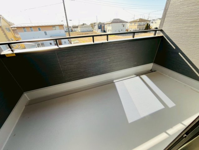 【Livele Garden】　結城郡八千代町東原　全3邸のバルコニー|〇３号棟　バルコニー〇
屋根付きのインナーバルコニーなら、急な雨でも安心♪２居室から出入りできるので、お布団を干す際にもとても便利です（＾＾）
2026年2月撮影