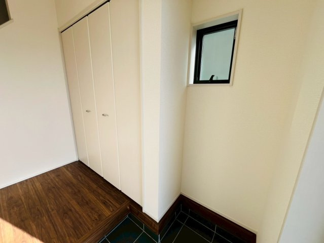 【Livele Garden】　結城郡八千代町東原　全3邸の玄関|〇３号棟　玄関〇
お家の顔にもなる明るい玄関。シューズクロークにご家族分の靴をしまうことができるので、いつでもスッキリ綺麗な玄関を保てます♪
2026年2月撮影