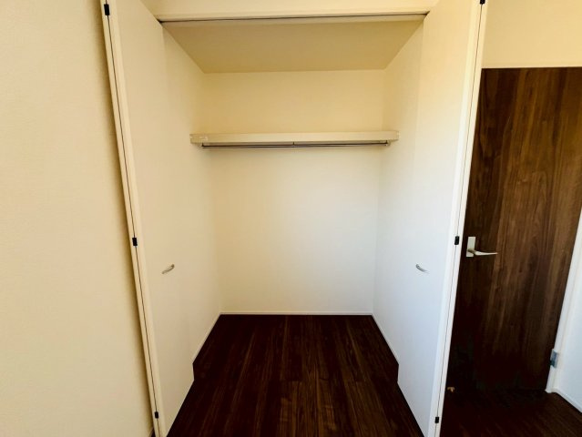 【Livele Garden】　結城郡八千代町東原　全3邸の収納|〇３号棟　クローゼット〇
クローゼットにはパイプハンガーが付いているので、お子様でも上手に収納することができます♪
2026年2月撮影