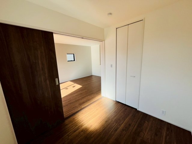 【Livele Garden】　結城郡八千代町東原　全3邸の洋室|〇３号棟　洋室　3.75帖〇
リビングと続き間の洋室です。お子様のお昼寝スペースとしてもご活用いただけます♪リビングにいながらお子様の様子を見守ることができます（＾＾）
2026年2月撮影