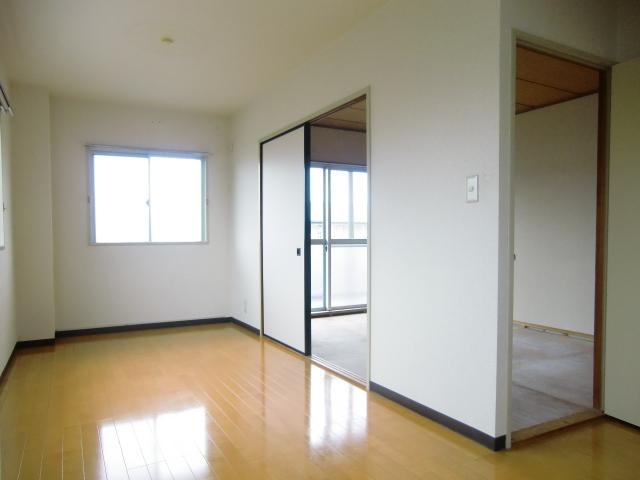 西沢マンションの居間・リビング|ゆったりとした居間です