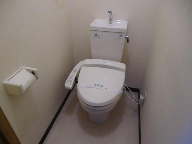 西沢マンションのトイレ|落ち着いた色調のトイレです