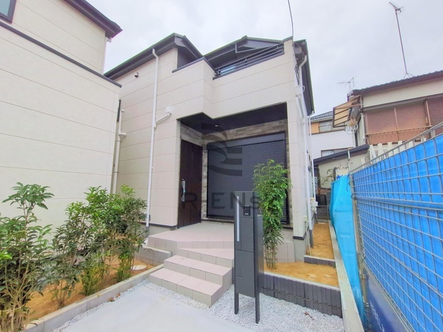 【外観】 | 練馬区石神井台３丁目　新築戸建て　5号棟 | 落ち着いた色合いが街並みに調和する外観の新築戸建て。