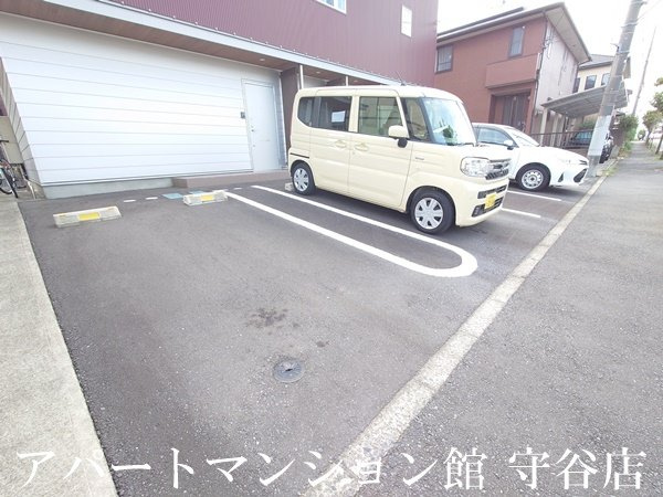 MAROON SQUARE（マルーン スクエア）の駐車場