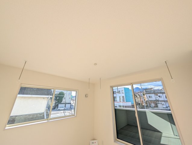 【設備】 | リーブルガーデン.S渋川市四つ角ー① | 主寝室には室内干しユニットを2箇所設置♪