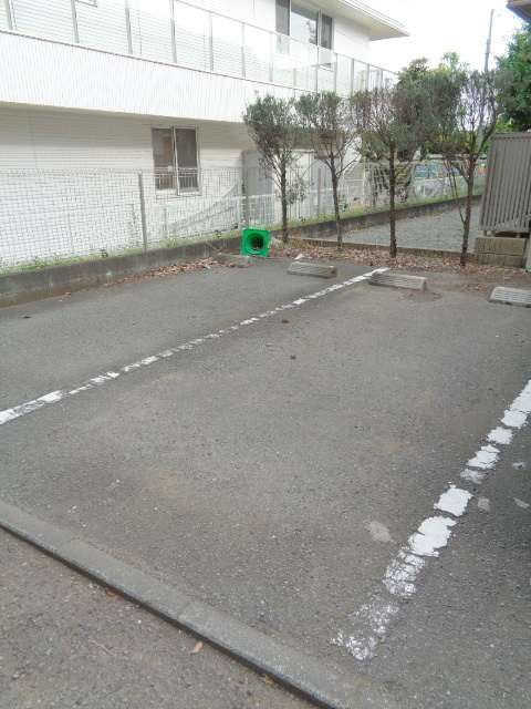 ソレイユ鵠沼の駐車場