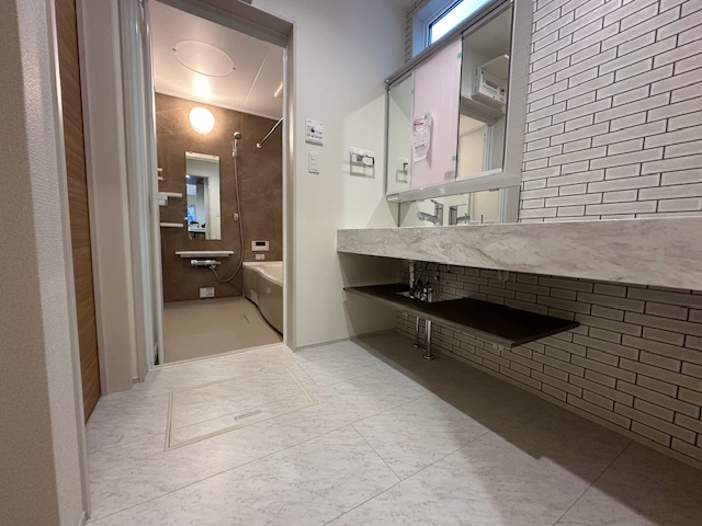 茅ヶ崎市浜須賀　新築戸建　全２棟の前面道路含む現地写真|9月18日撮影　建築中　現地外観