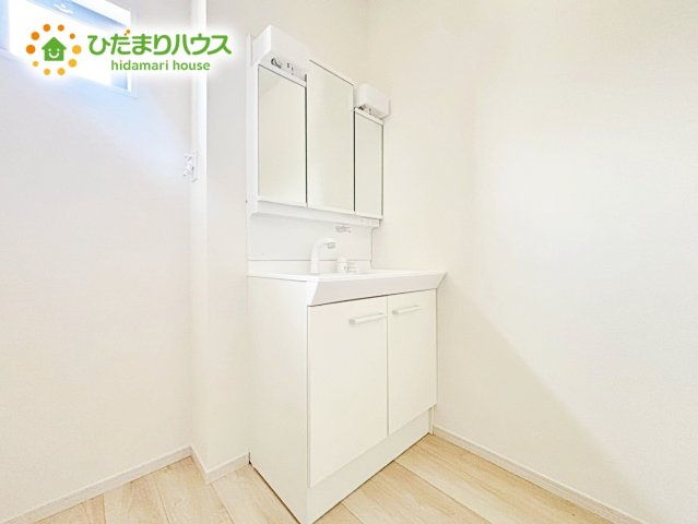 【独立洗面台】 | 笠間市南友部1期　新築戸建　2号棟 | 三面鏡の大きな鏡は憧れます(^^♪ 鏡の後ろは収納となっていて、細かいものでも収納できるのでスッキリと整理できます！