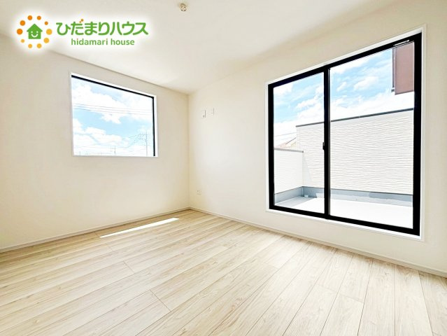 【寝室】 | 笠間市南友部1期　新築戸建　2号棟 | バルコニーに面していて、たっぷり光りの入る明るい主寝室です！