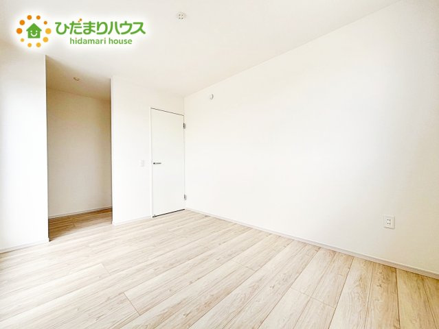 【寝室】 | 笠間市南友部1期　新築戸建　2号棟 | 主寝室は広々していて安らげる空間に。大きな窓から光が差し込み、朝の目覚めも良さそう♪