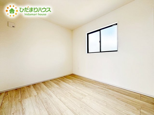 【洋室】 | 笠間市南友部1期　新築戸建　2号棟 | 明るい陽光が差し込む洋室。白を基調とした爽やかな空間。