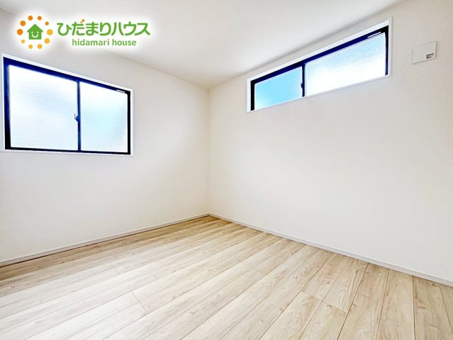 【洋室】 | 笠間市南友部1期　新築戸建　2号棟 | 二面採光の設計で明るい時間帯は陽が入り、リラックス出来るお部屋となっています。