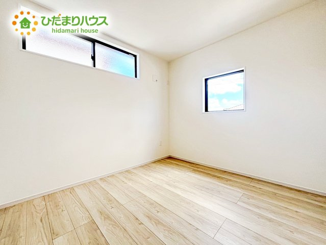 【洋室】 | 笠間市南友部1期　新築戸建　2号棟 | シンプルな内観ですのでさまざまなインテリアスタイルを楽しめます。