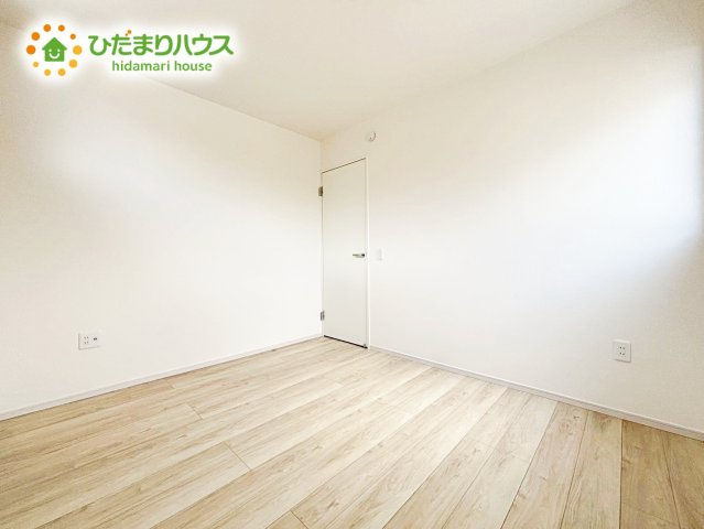 【洋室】 | 笠間市南友部1期　新築戸建　2号棟 | 室内には収納スペースもあり、衣類や小物類をたっぷり収納可能。お部屋をより広くお使いいただけます。