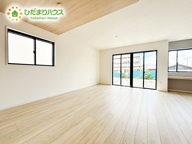 【居間・リビング】 | 笠間市南友部1期　新築戸建　2号棟 | 家族との大切な時間を多く過ごすリビング。ゆったりとした広さのある空間で会話も弾みます♪大きい窓からは明るい日差しが差し込みます。居心地の良いリビングでおうち時間を楽しんで！