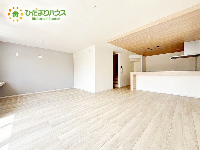 【居間・リビング】 | 笠間市南友部1期　新築戸建　2号棟 | 家族で長く過ごすのがリビング。南向きで明るく気持ちの良い空間です。カウンターに隣接してダイニングテーブルを設置することで配膳作業もラクラク！