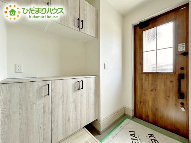 【玄関】 | 笠間市南友部1期　新築戸建　2号棟 | 陽当たりが良い玄関は、お出かけ前の気分も上がります。シューズボックスには、たくさんの靴が収納出来るのでいつでも玄関がスッキリです。