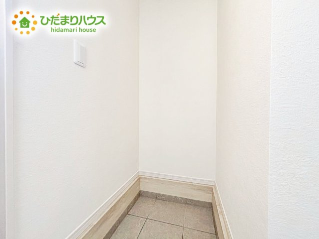 【収納】 | 笠間市南友部1期　新築戸建　2号棟 | シューズインクローゼットは、靴以外にもゴルフバックやベビーカーを置くことができ、 散らかりがちな玄関もスッキリします。