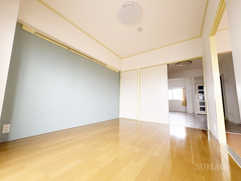 リリーズタウンの洋室|緑色のクロスお部屋です☆