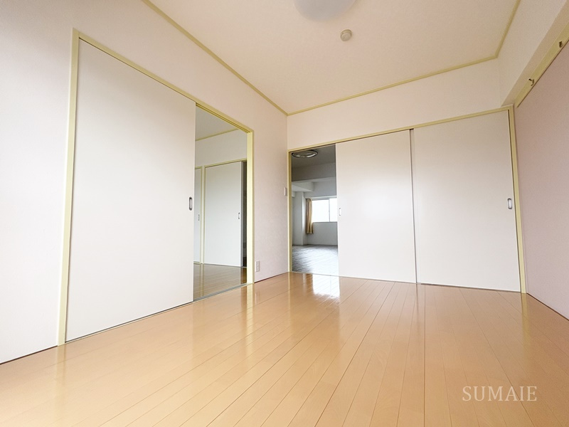 リリーズタウンの居間・リビング|フローリングの洋室☆