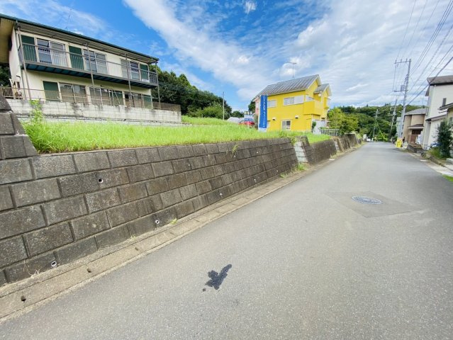 建築条件なし　売地　富里市中沢南山団地　の前面道路含む現地写真
