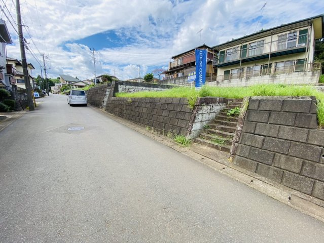 建築条件なし　売地　富里市中沢南山団地　の前面道路含む現地写真