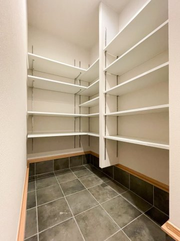 本山中町１丁目新築戸建の玄関|シューズインクローゼット
玄関に設置され、靴を履いたまま出入りでき、ベビーカー、アウトドア用品、コートなど、玄関周りの様々な物をまとめて収納できます。