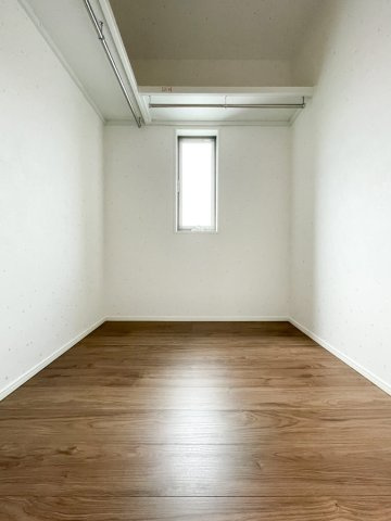 本山中町１丁目新築戸建の収納|3階 ファミリークローゼット
家族全員の衣類や荷物を一ヶ所にまとめて収納できる大容量のファミリークローゼットが設置されております。
