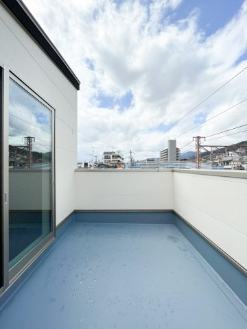 本山中町１丁目新築戸建のバルコニー|3階バルコニーは広く開放感があり、緑豊かな六甲山系が見渡せます。